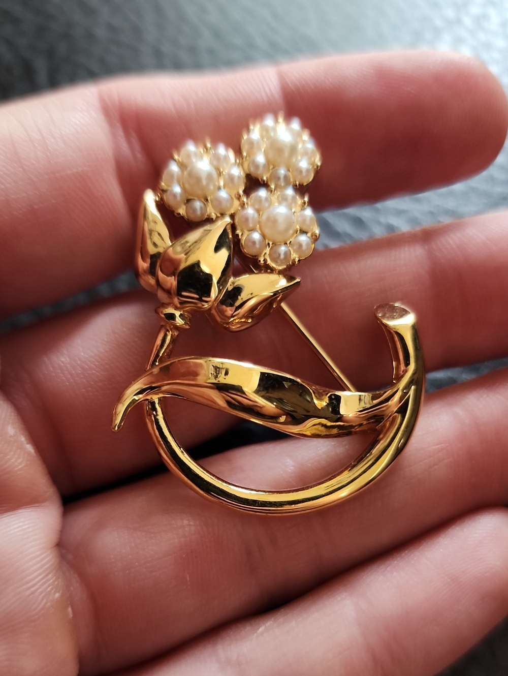 VTG Nina Ricci Gold-Tone Pearl Cluster Floral Brooch - Elegant Women’s Jewelry